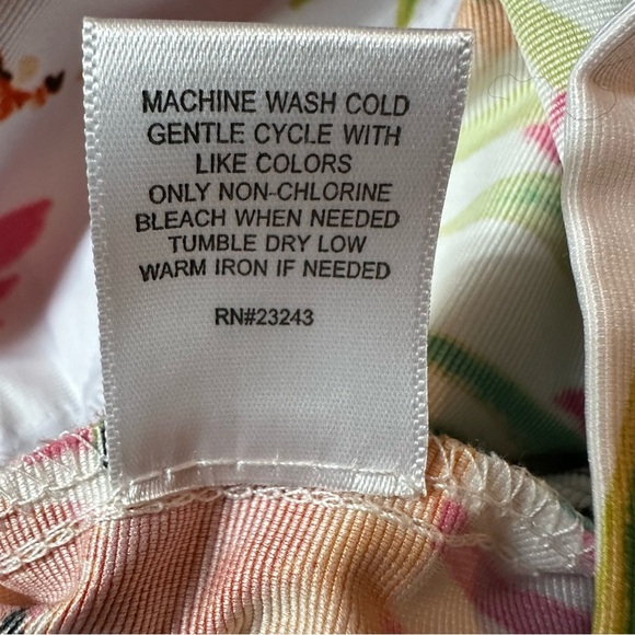 NWT New York & Company Pleated Overlay Tropical Floral Skirt With Shorts. Size L - Picture 8 of 12